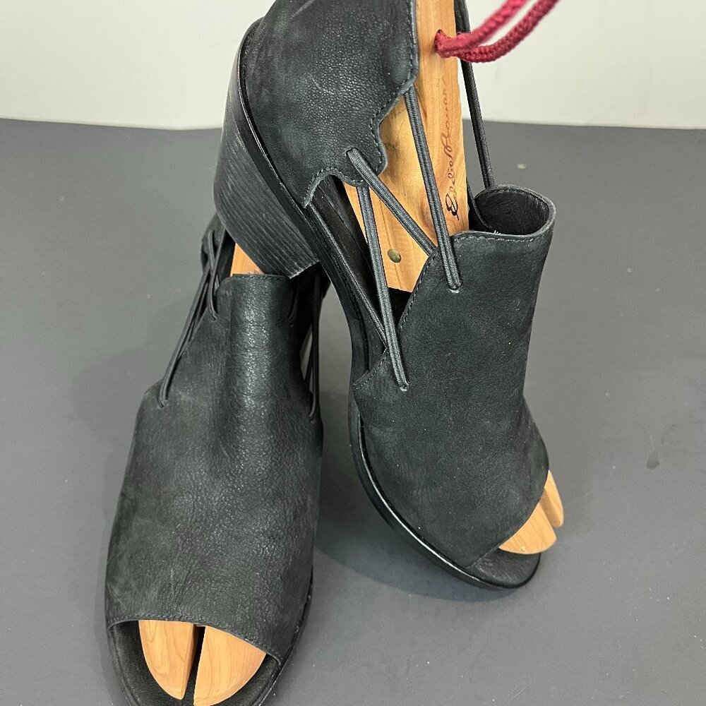 Women's Eileen Fisher Black Leather Block heel, Size 8.5